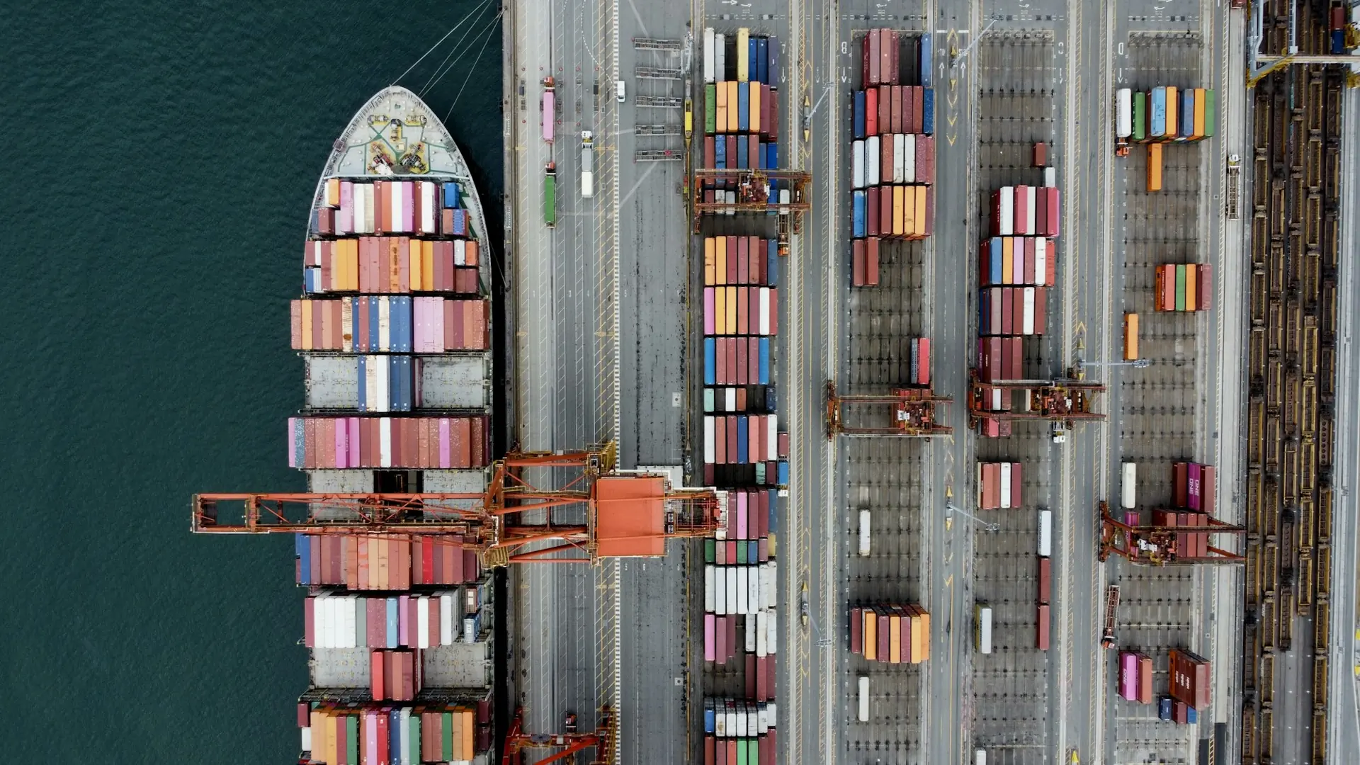 Container vessel and international shipping port