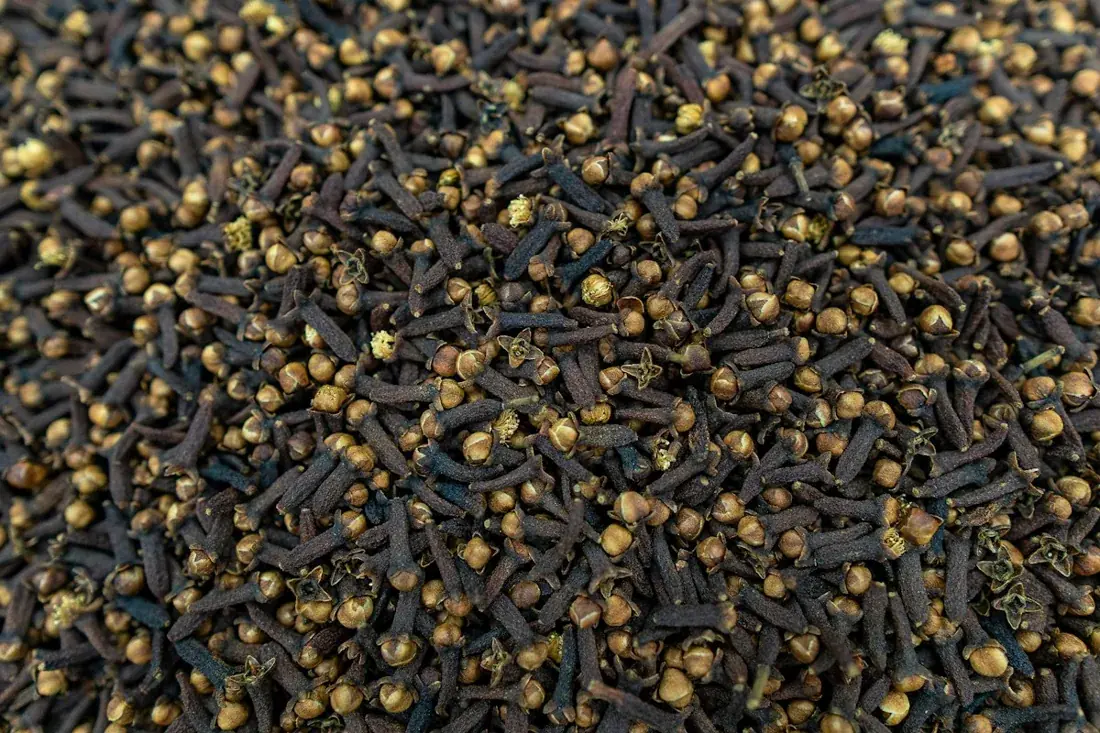 A pile of whole dried cloves